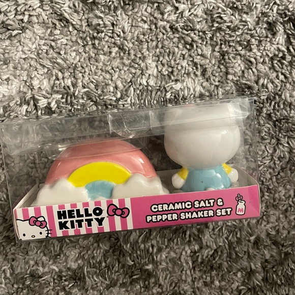 Hello Kitty Rainbow Salt & Pepper Shaker Set - Picture 3 of 4